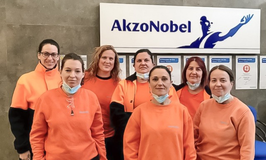 Grupo de mujeres parte del equipo de vilafranca uno de los centros de produccion de akzonobel en es 35582