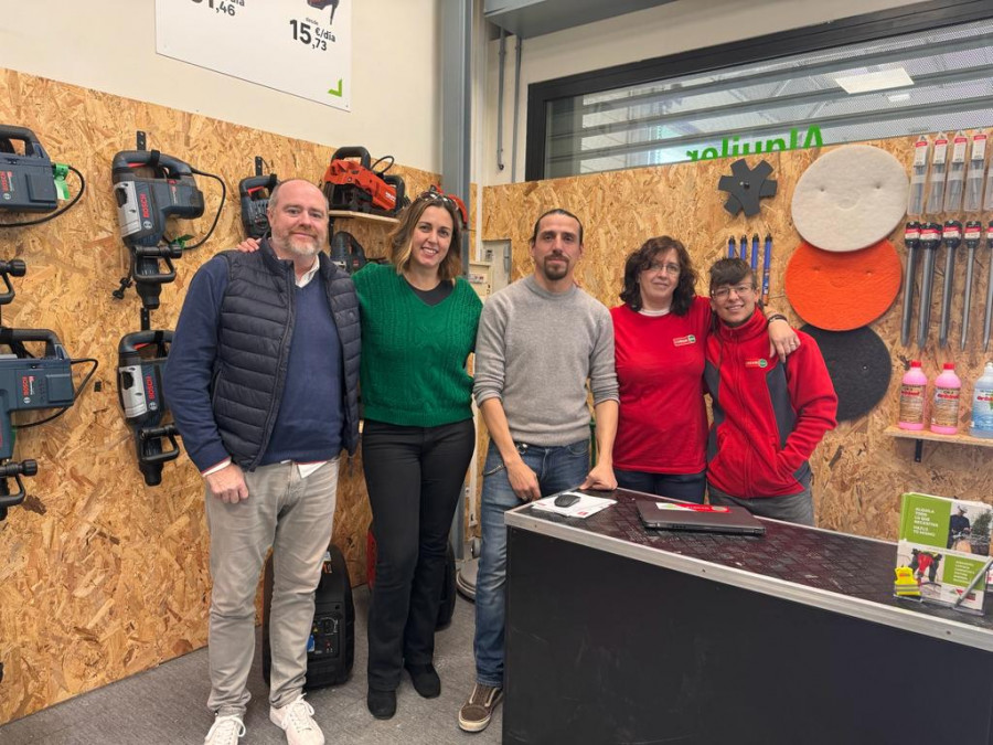 Equipo LoxamHune y Leroy Melin en la tienda de Rivas